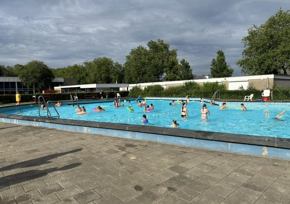 Feestelijk Disco Zwemmen voor alle kinderen in Buitenbad Groot Venlo met een geweldige opkomst!